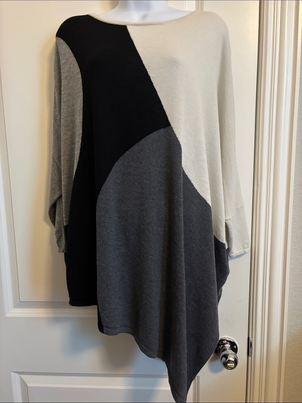 Phase Eight Women's Colorblock Oversized Asymetrical Sweater Black, Gray, Cream